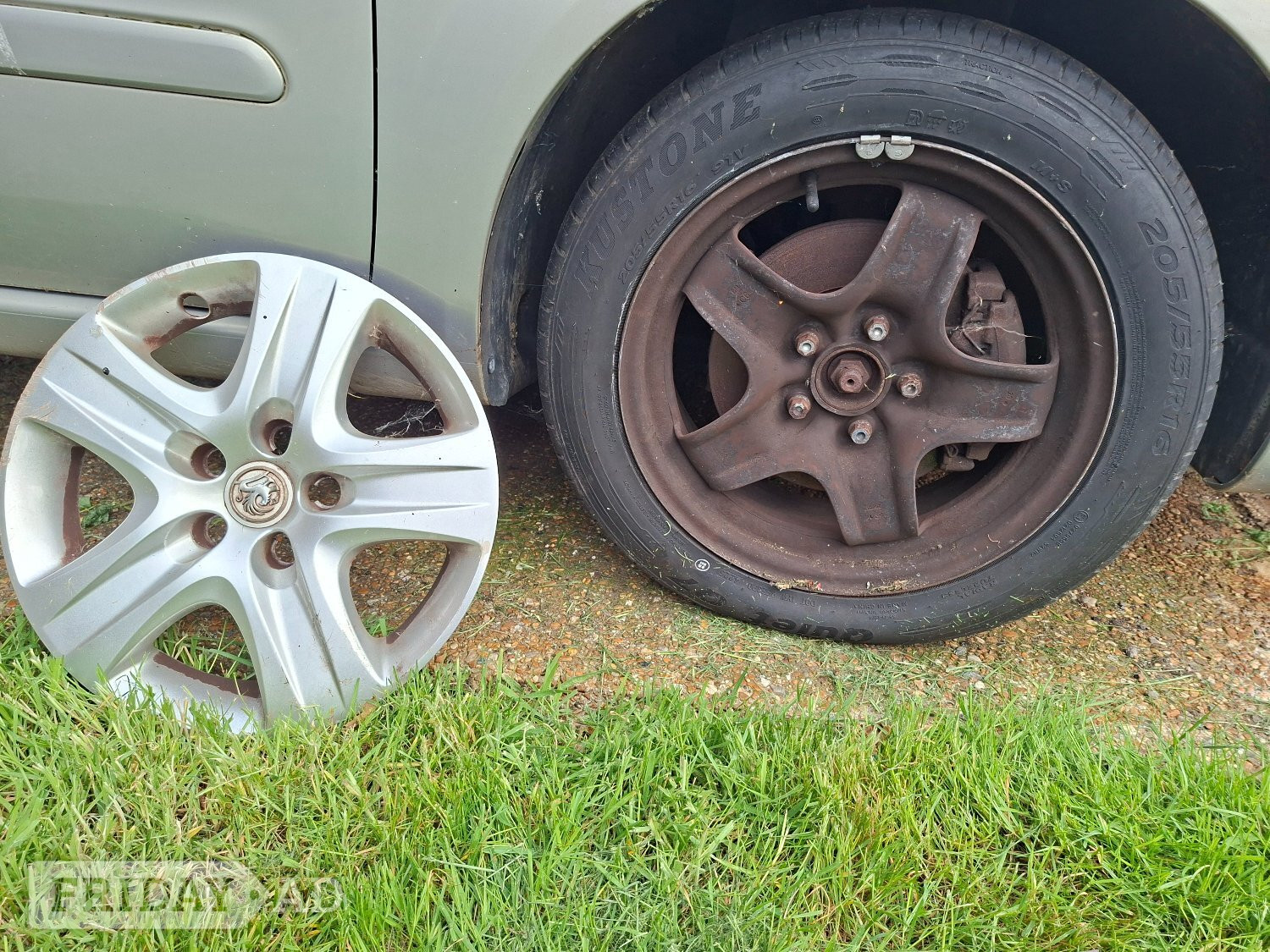 Eastbourne 2009 Vauxhall zafira b 1.6 wheels and tyres