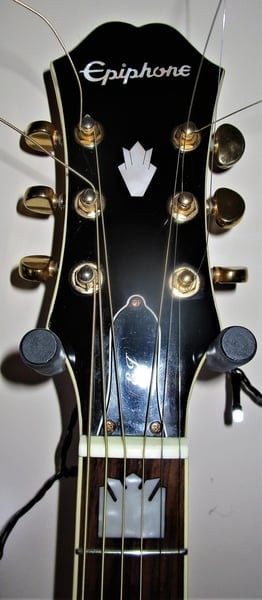 EPIPHONE EJ200 CE N   Presented set up and with Quality New Strings