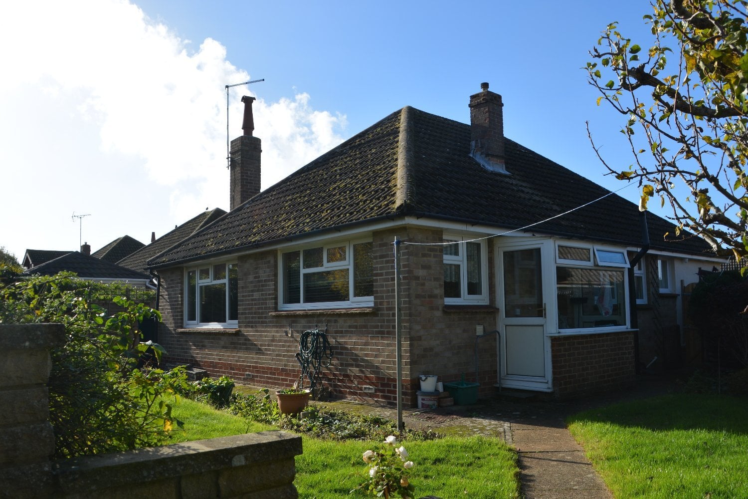 Detached Bungalow with Garage - No Chain - Houses & Bungalows in Polegate