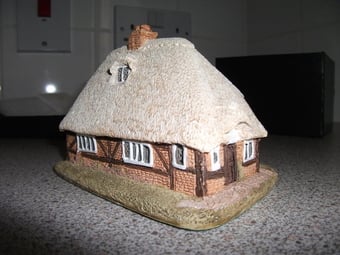 Lilliput Lane Honeysuckle Cottage - 1984 version (L0250)    