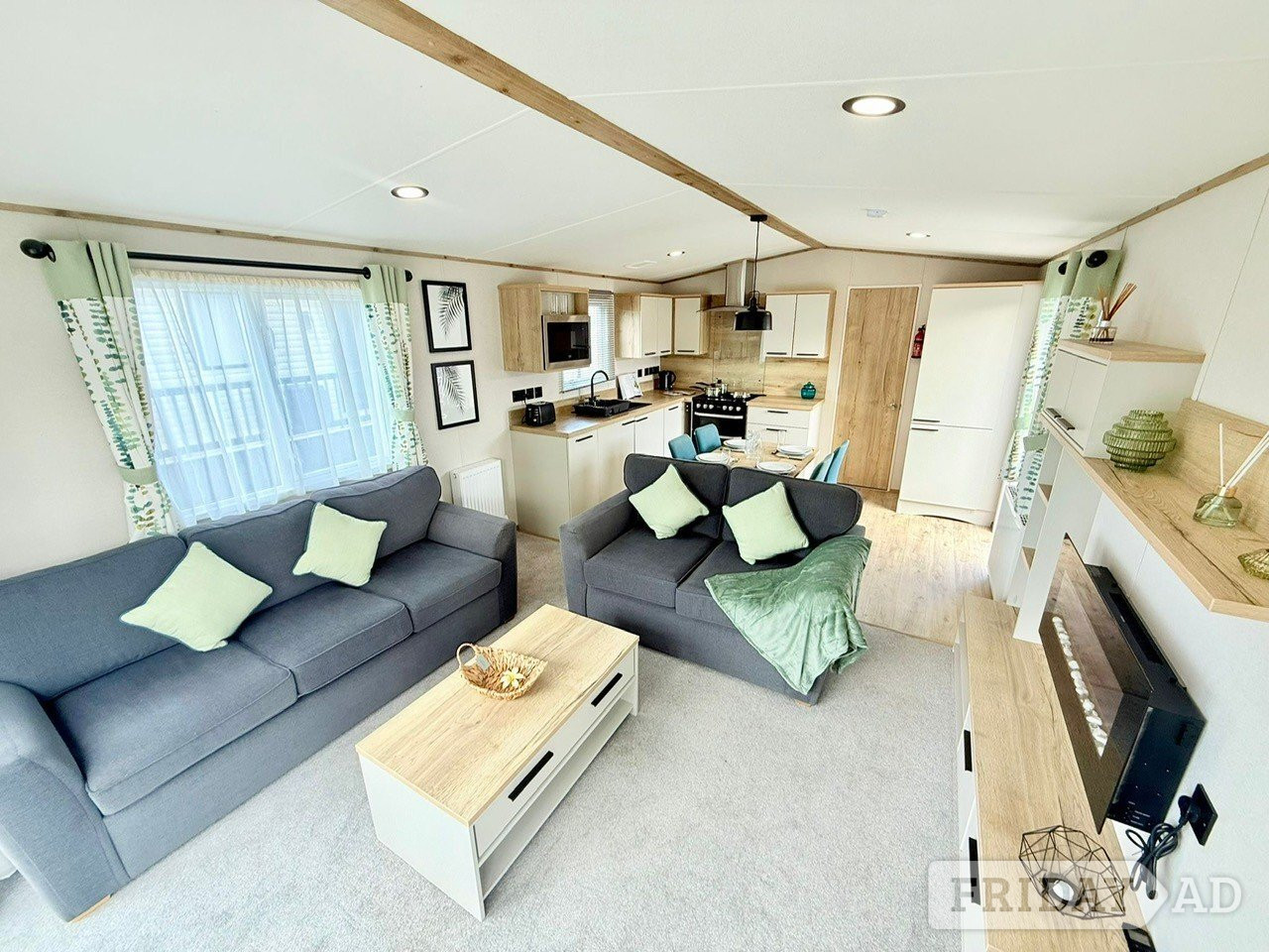Stunning 2 Bed Caravan With Full Decking 