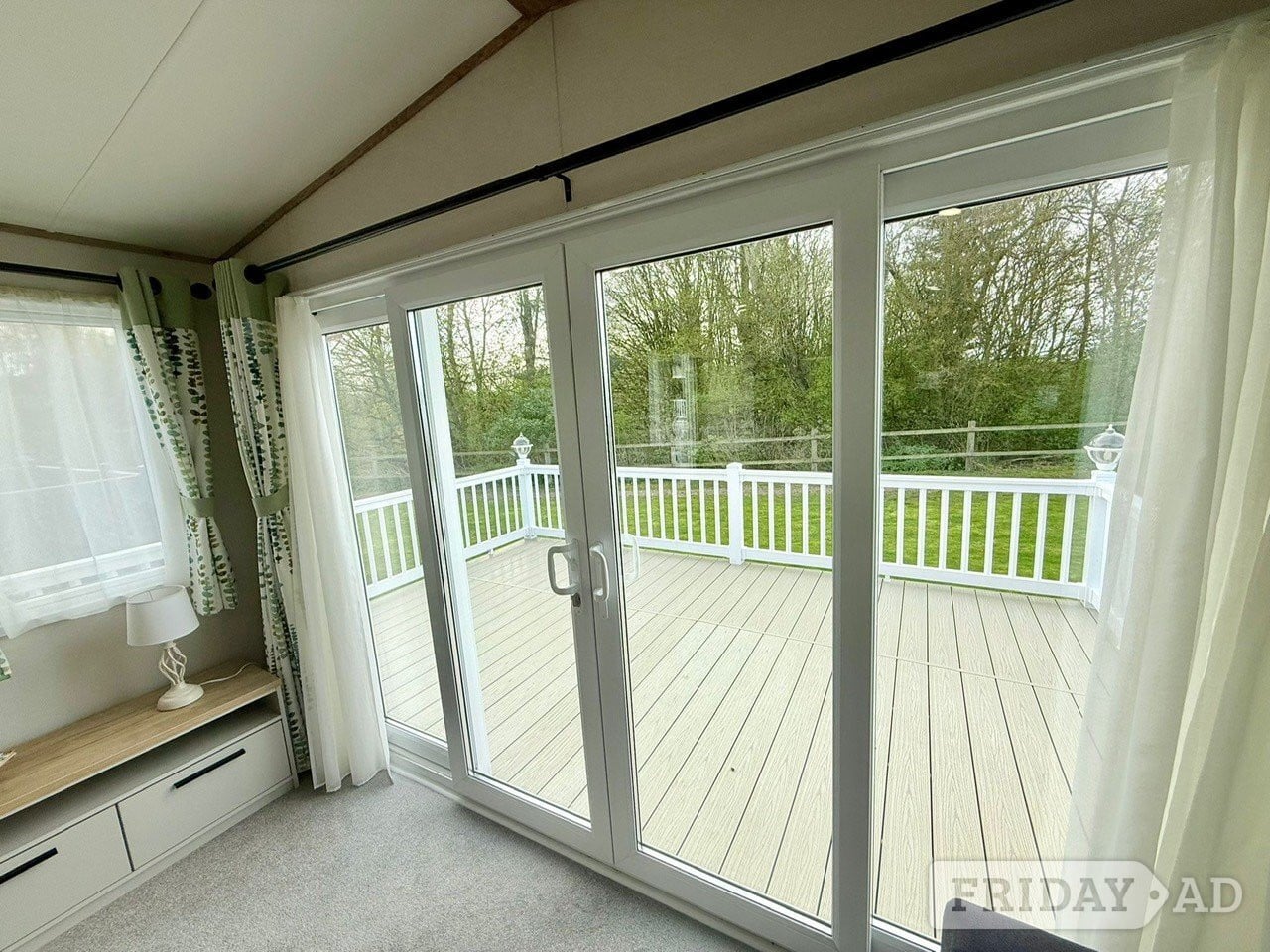 Saxmundham Stunning 2 Bed Caravan With Full Decking 