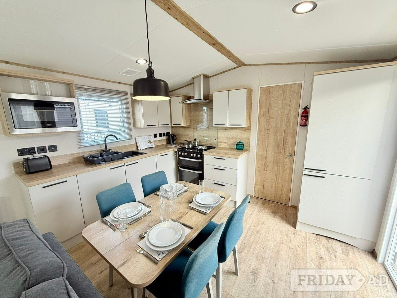 Stunning 2 Bed Caravan With Full Decking  - Travel & Holidays in Saxmundham
