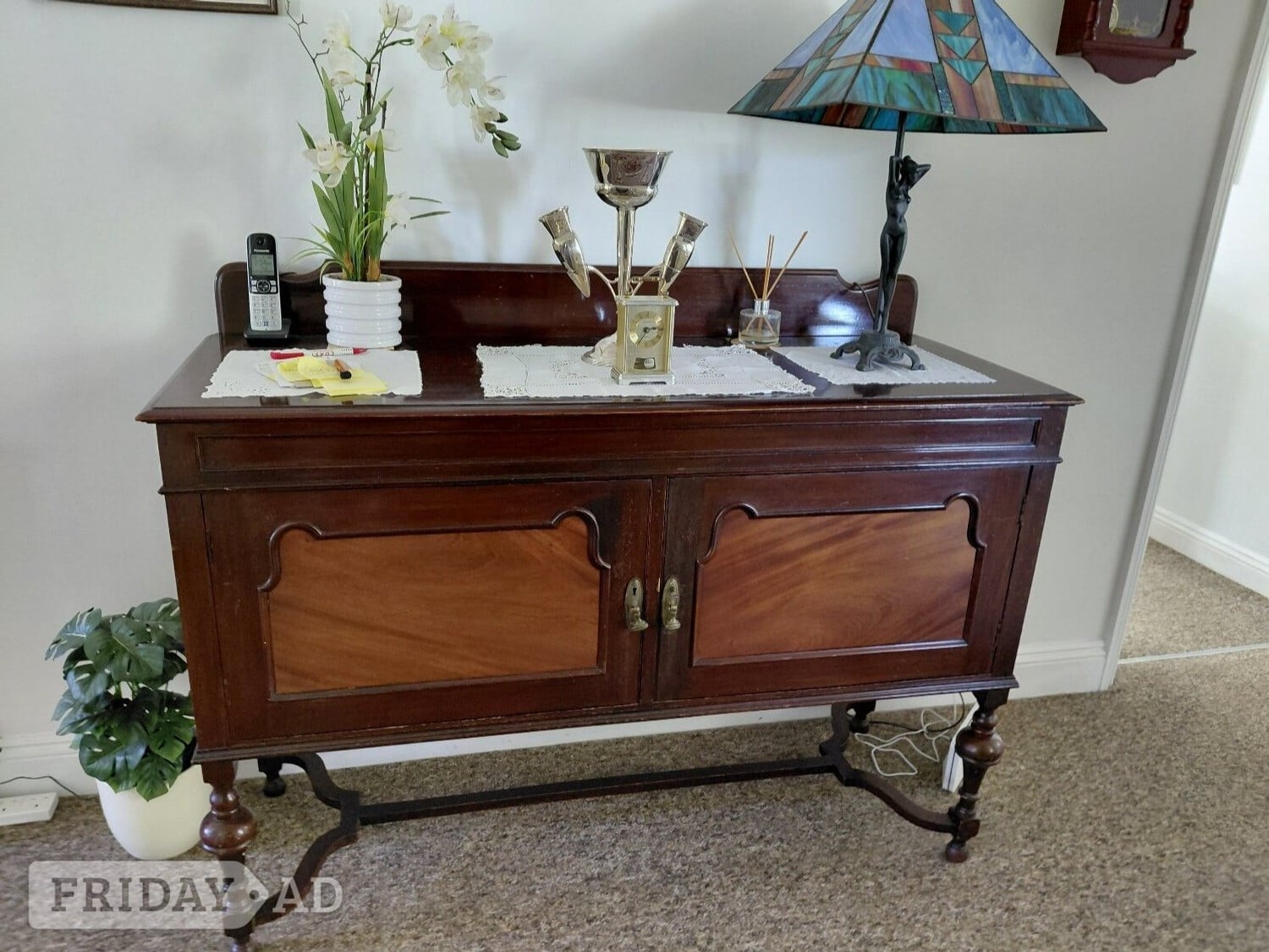 Elegant antique rosewood / mahogany sideboard cabinet in Peacehaven
