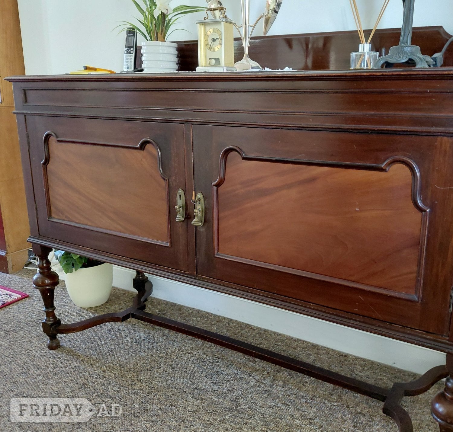 Elegant antique rosewood / mahogany sideboard cabinet