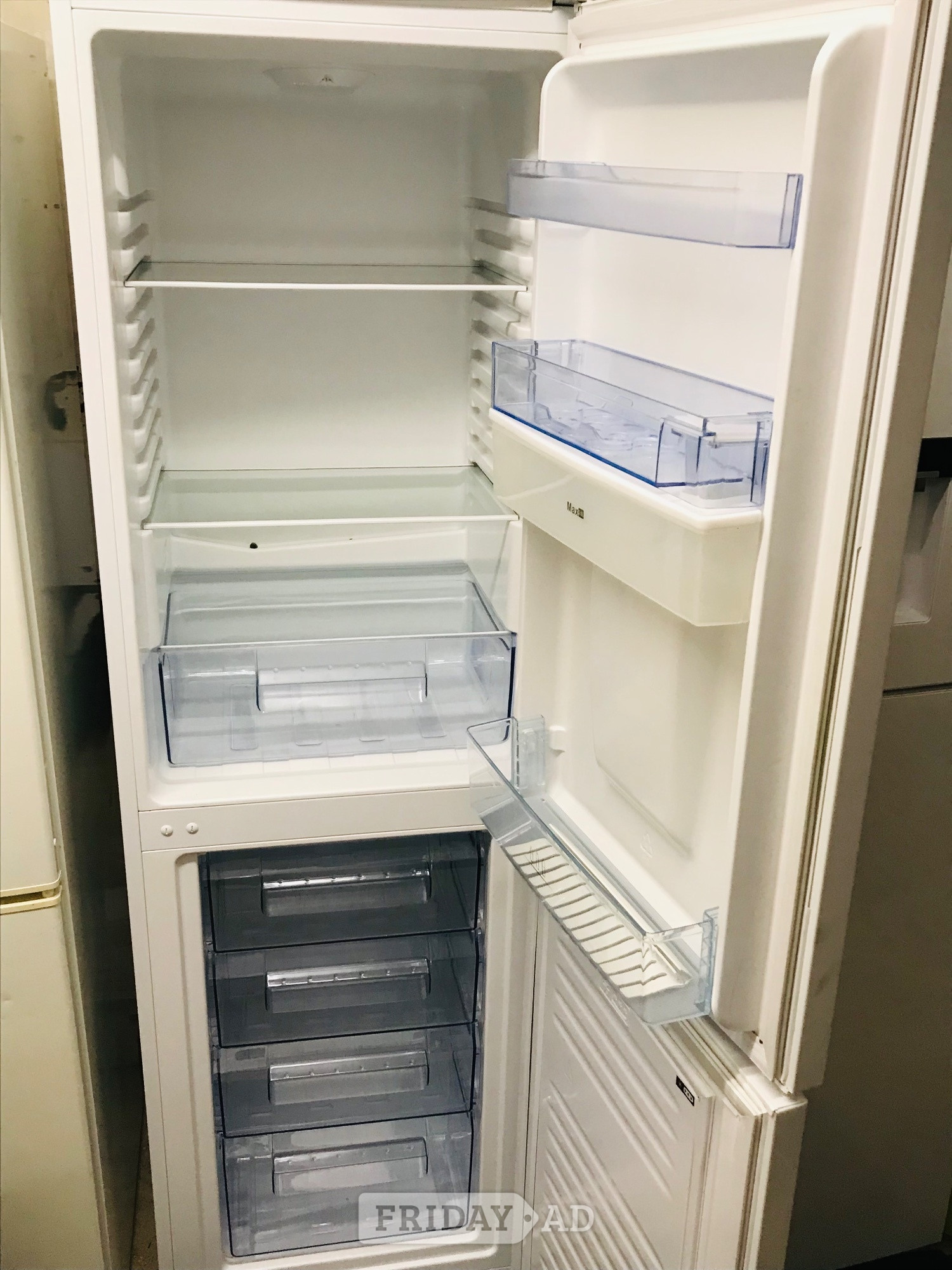 Swan fridge freezer with water dispenser 