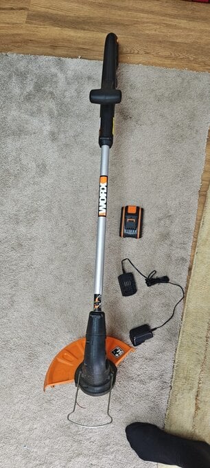 Worx Strimmer WG157E, with 1 battery, charger & 2 line spools