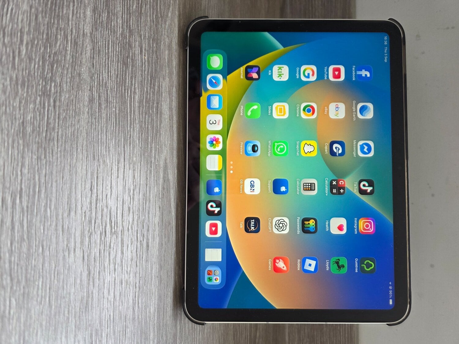 TOP SPEC APPLE IPAD  COST £579 WHEN NEW 5G CELLULAR  256 GB STAND