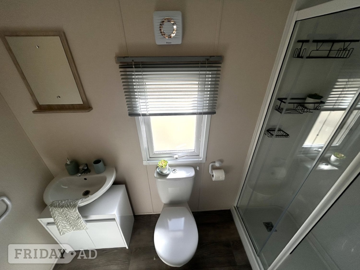 PERFECT FIRST TIME BUY ⭐ FREE 2026 PITCH FEES - Holiday Homes in Colchester