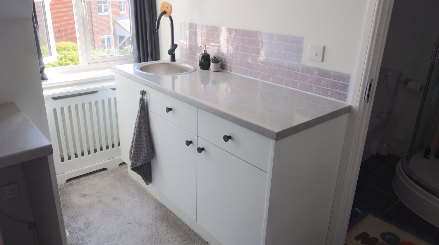 Spacious, Top Floor Studio-Style Room – All Bills Included