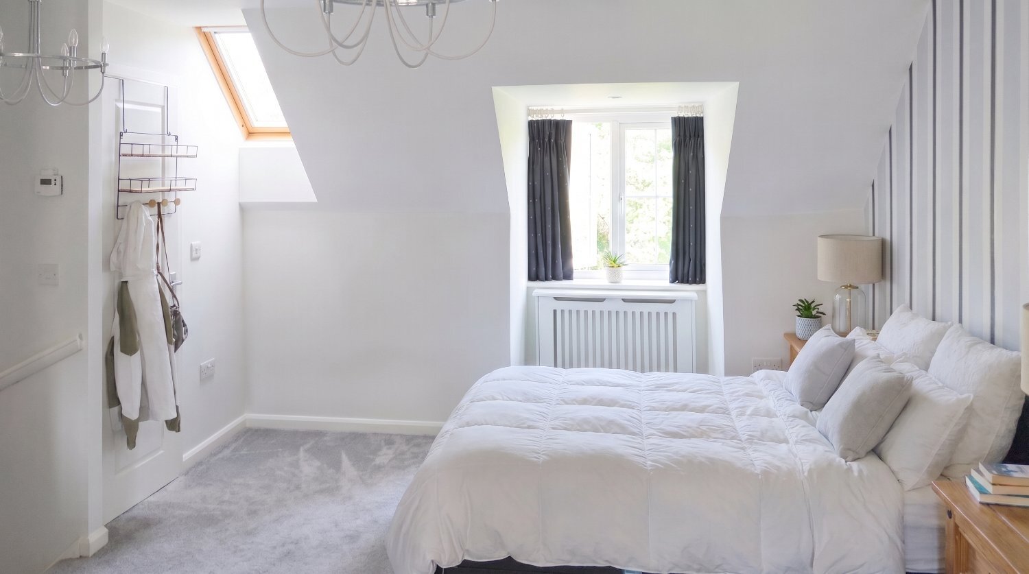 Spacious, Top Floor Studio-Style Room – All Bills Included - Rooms
