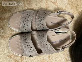 Beige lightweight sandals