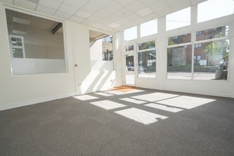 Extremely bright, hight ceilinged retail premises with parking