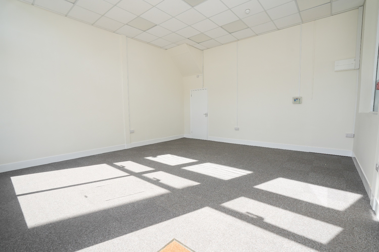 Extremely bright, hight ceilinged retail premises with parking
