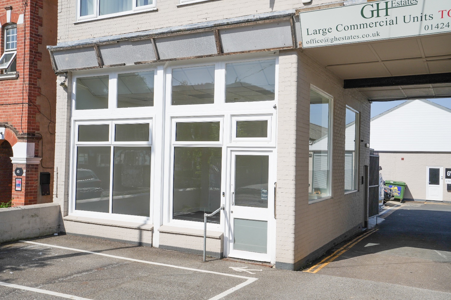 Bexhill-On-Sea Extremely bright, hight ceilinged retail premises with parking