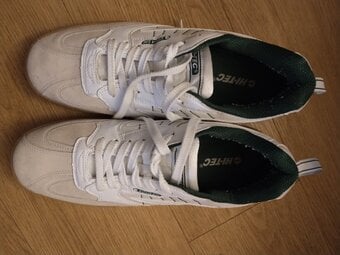 Mens Trainers . Beige.