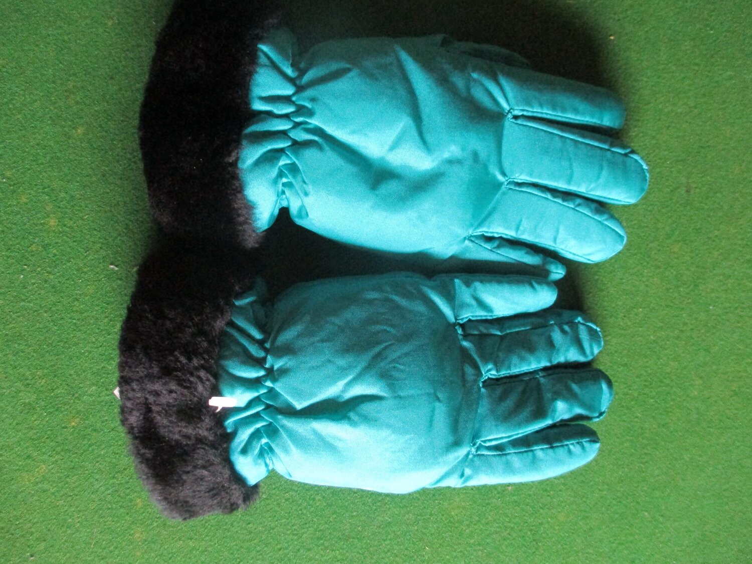 Turquoise coloured gloves age 6 – 9