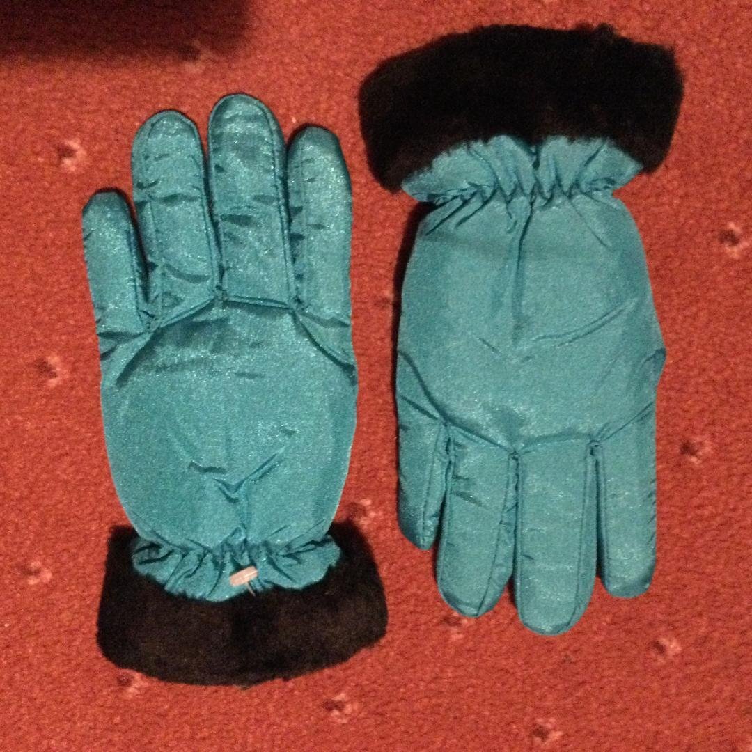 Turquoise coloured gloves age 6 – 9 - Clothing, Footwear & Accessories in Worthing