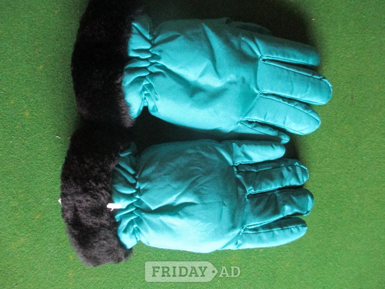 Turquoise coloured gloves age 6 – 9