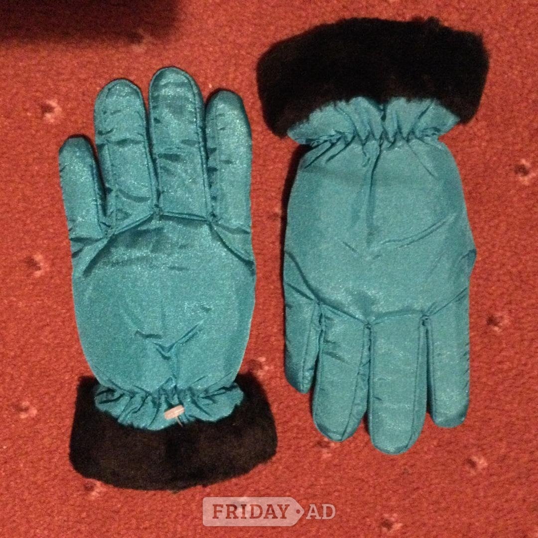 Turquoise coloured gloves age 6 – 9 - Clothing, Footwear & Accessories in Worthing
