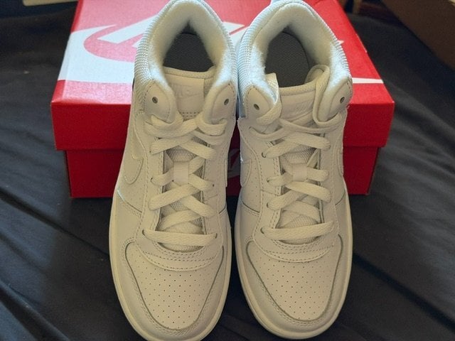 Bedford BNIB NIKE COURT BOROUGH MID GS TRAINERS UK SIZE 3.5 WHITE UNISEX