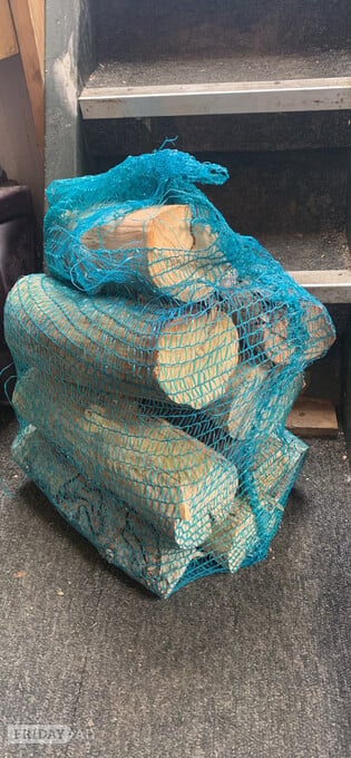 Pallet wood logs and kindling from £1 no nails.