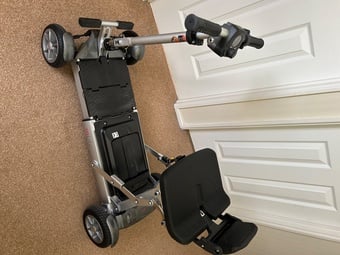 Folding mobility scooter 