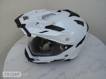 Motorcycle helmet with peak