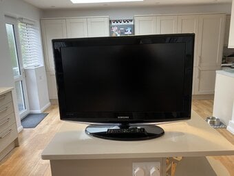 Samsung 32 inch flat screen TV 