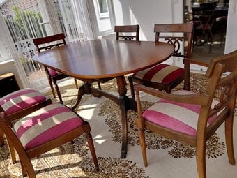 Elegant mahogany dining table, 4 matching chairs and 2 carvers
