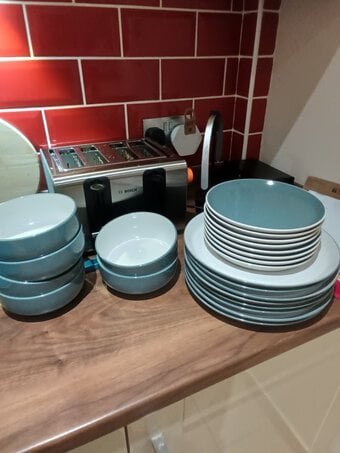 Dinner set. 8 dinner plates 8 side plates 8 bowls all in as new c