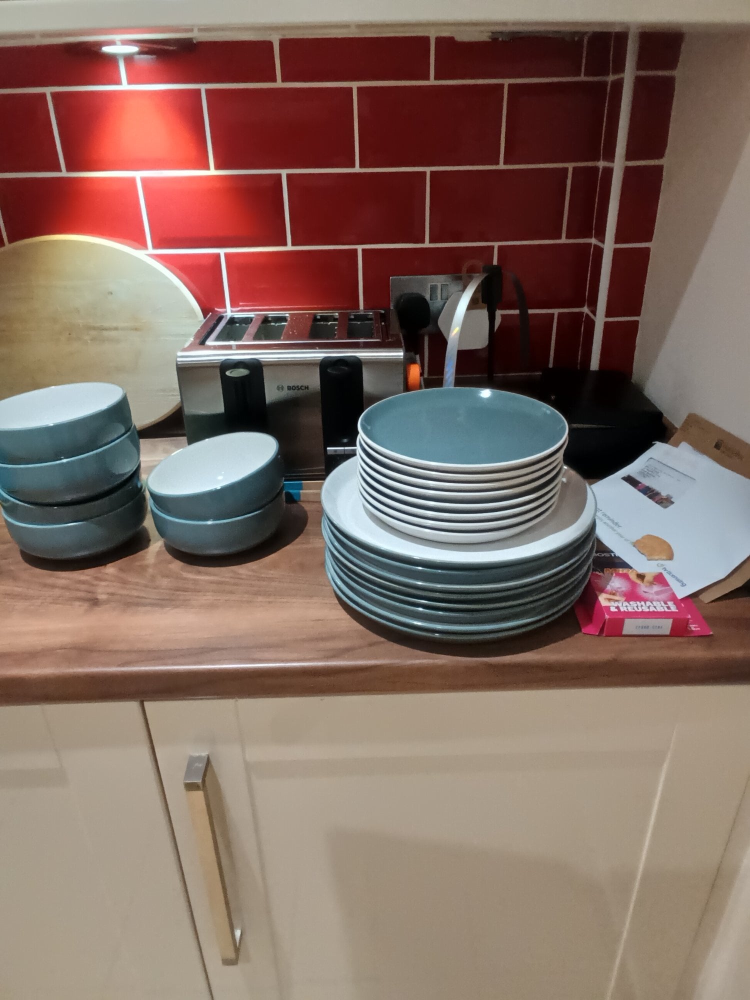 Dinner set. 8 dinner plates 8 side plates 8 bowls all in as new c