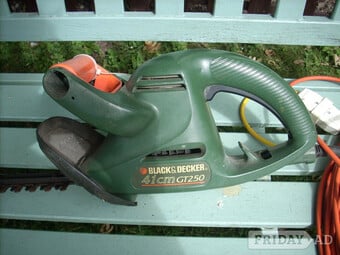 Black and Decker GT250 41cm Mains Hedge Trimmer.