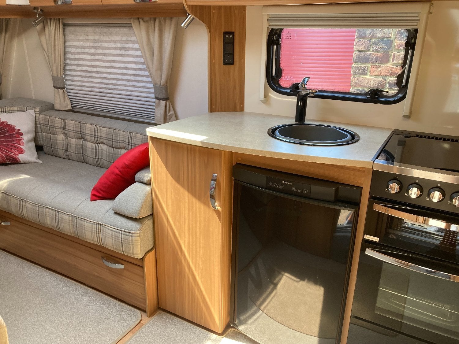 2014 Lunar Lexon 470 'Boxgrove' Special Edition, Single axle, 2 berth, end washroom Caravan - Motorhomes & Caravans in Littlehampton