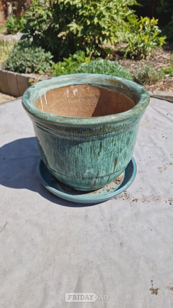 Ceramic plant pot and maching base