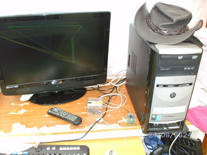 Desktop computer, TV,  scanner - Computers & Electronics in Merton