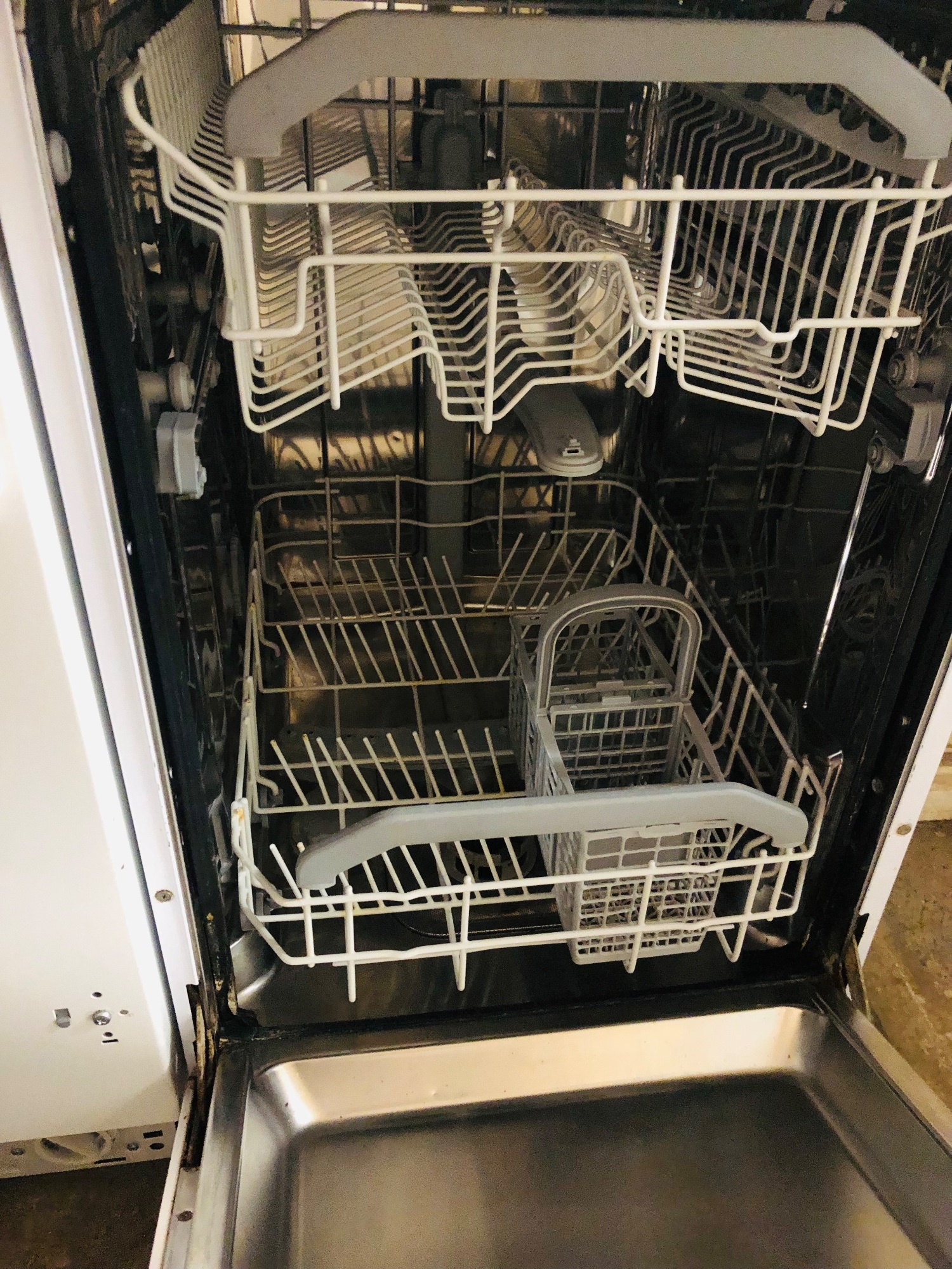 Hotpoint slim line dishwasher works perfectly 