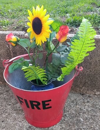 BUCKET VINTAGE METAL HOLDS WATER IDEAL DISPLAY OR PRACTICAL USE 