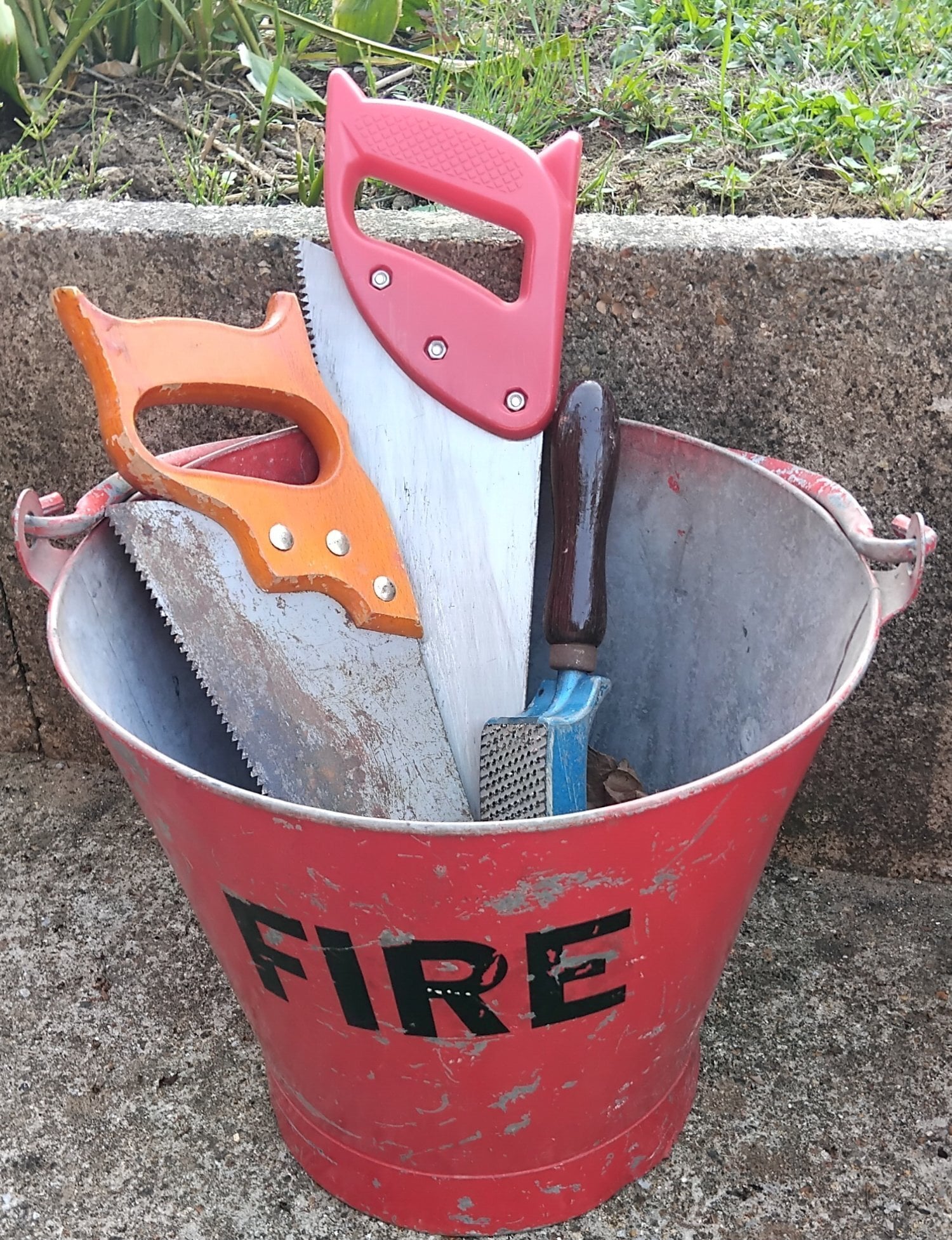 BUCKET VINTAGE METAL HOLDS WATER IDEAL DISPLAY OR PRACTICAL USE 