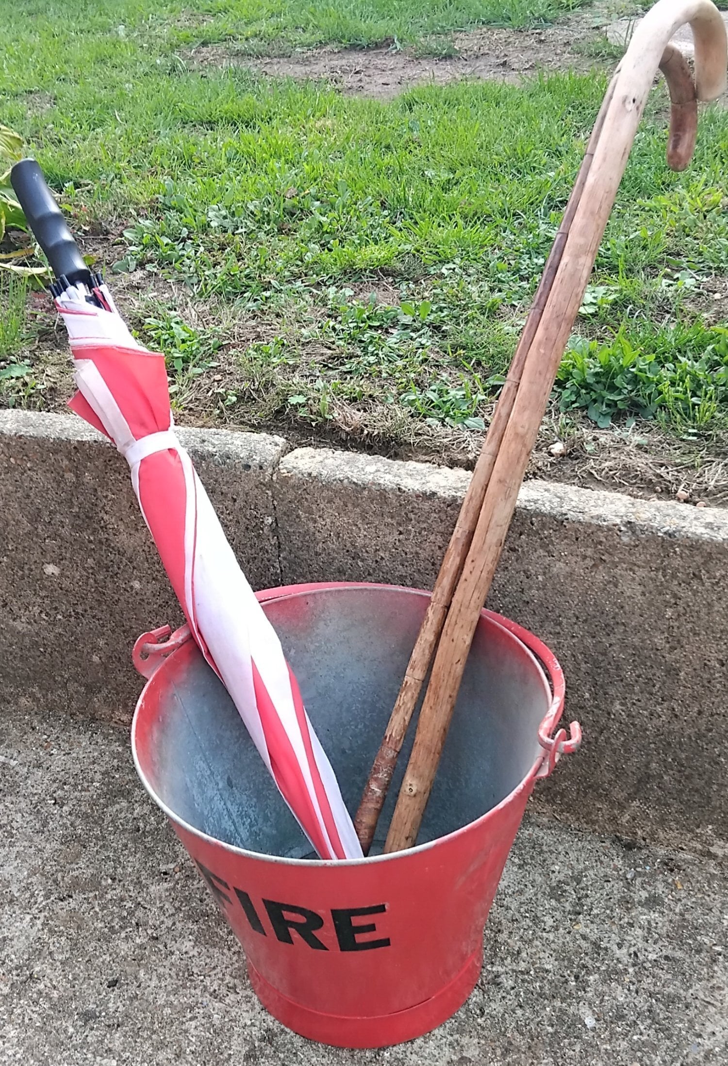 Fareham BUCKET VINTAGE METAL HOLDS WATER IDEAL DISPLAY OR PRACTICAL USE 