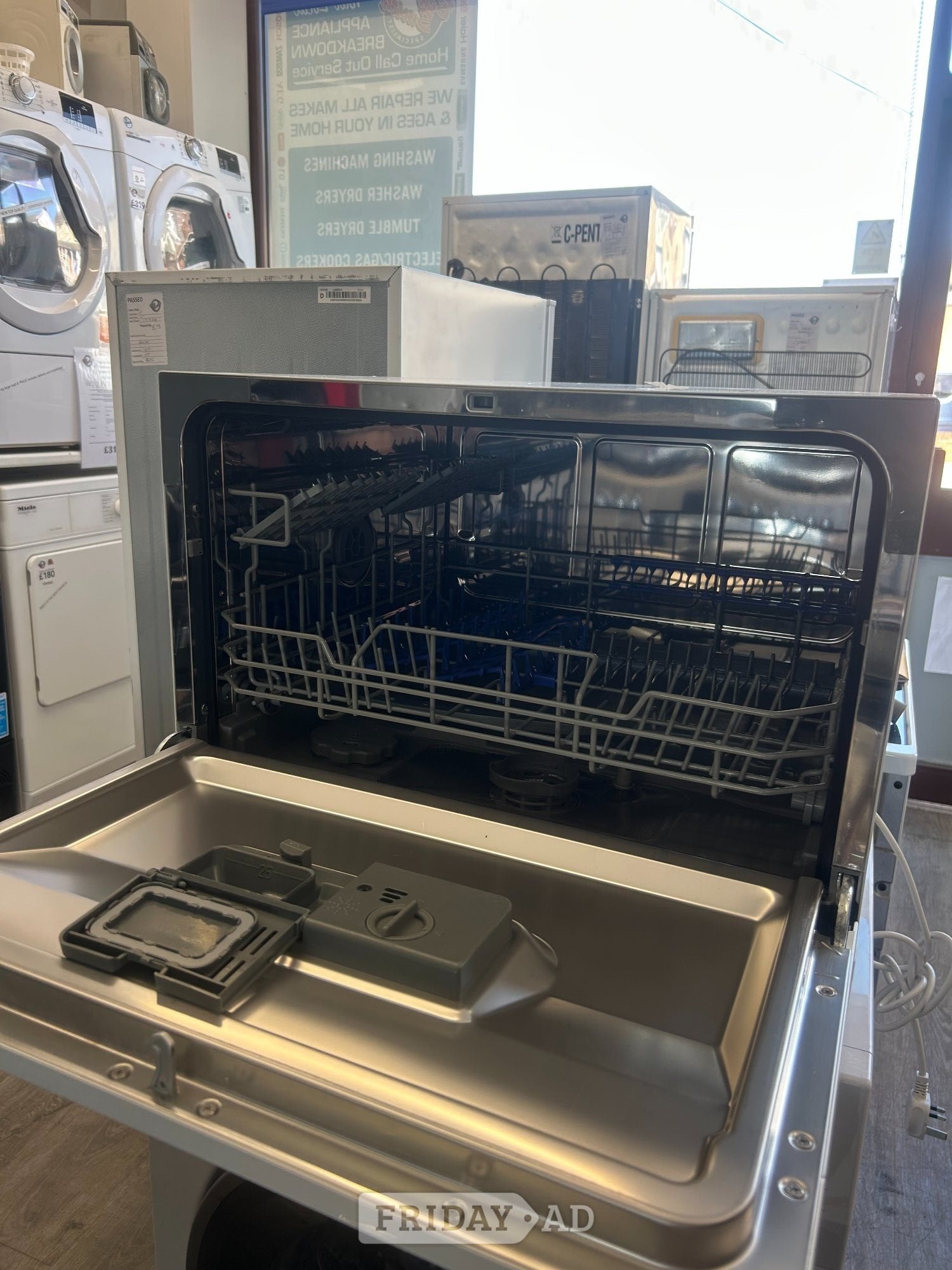 RUSSEL HOBBS DISHWASHER