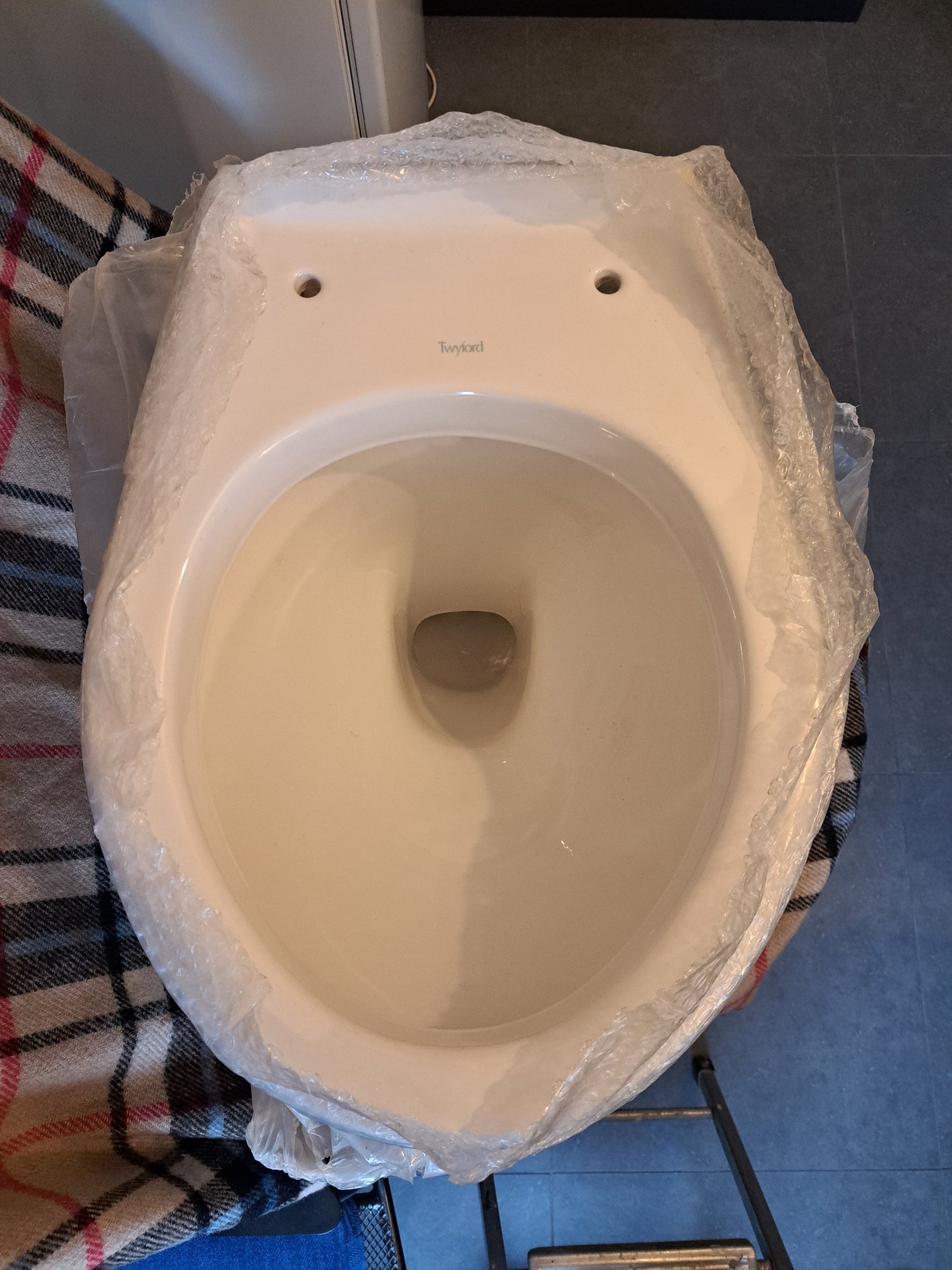 UNUSED FLOORSTANDING WC TOILET PAN TWYFORD GALERIE BACK TO WALL 