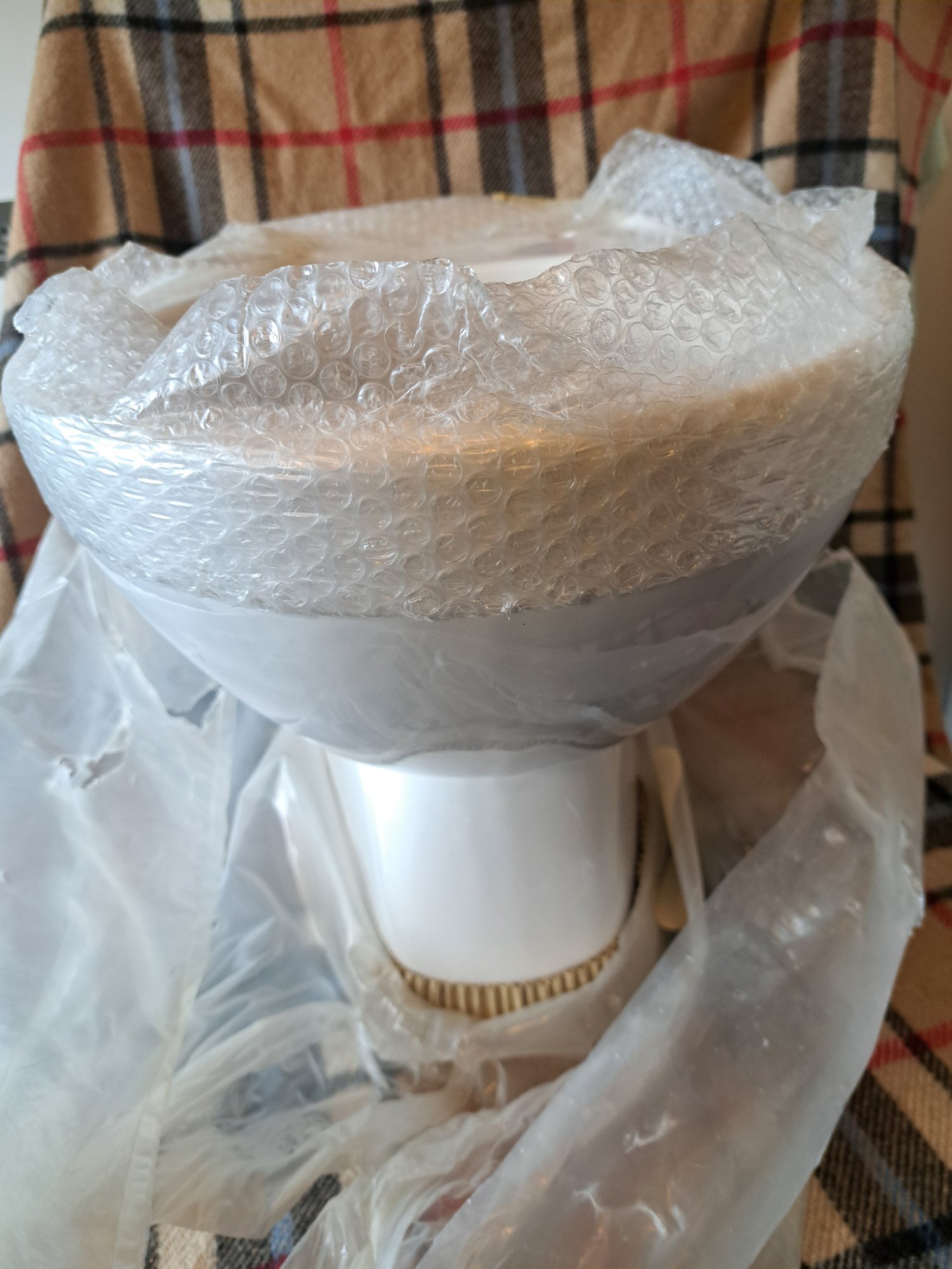 Hartley Wintney UNUSED FLOORSTANDING WC TOILET PAN TWYFORD GALERIE BACK TO WALL 