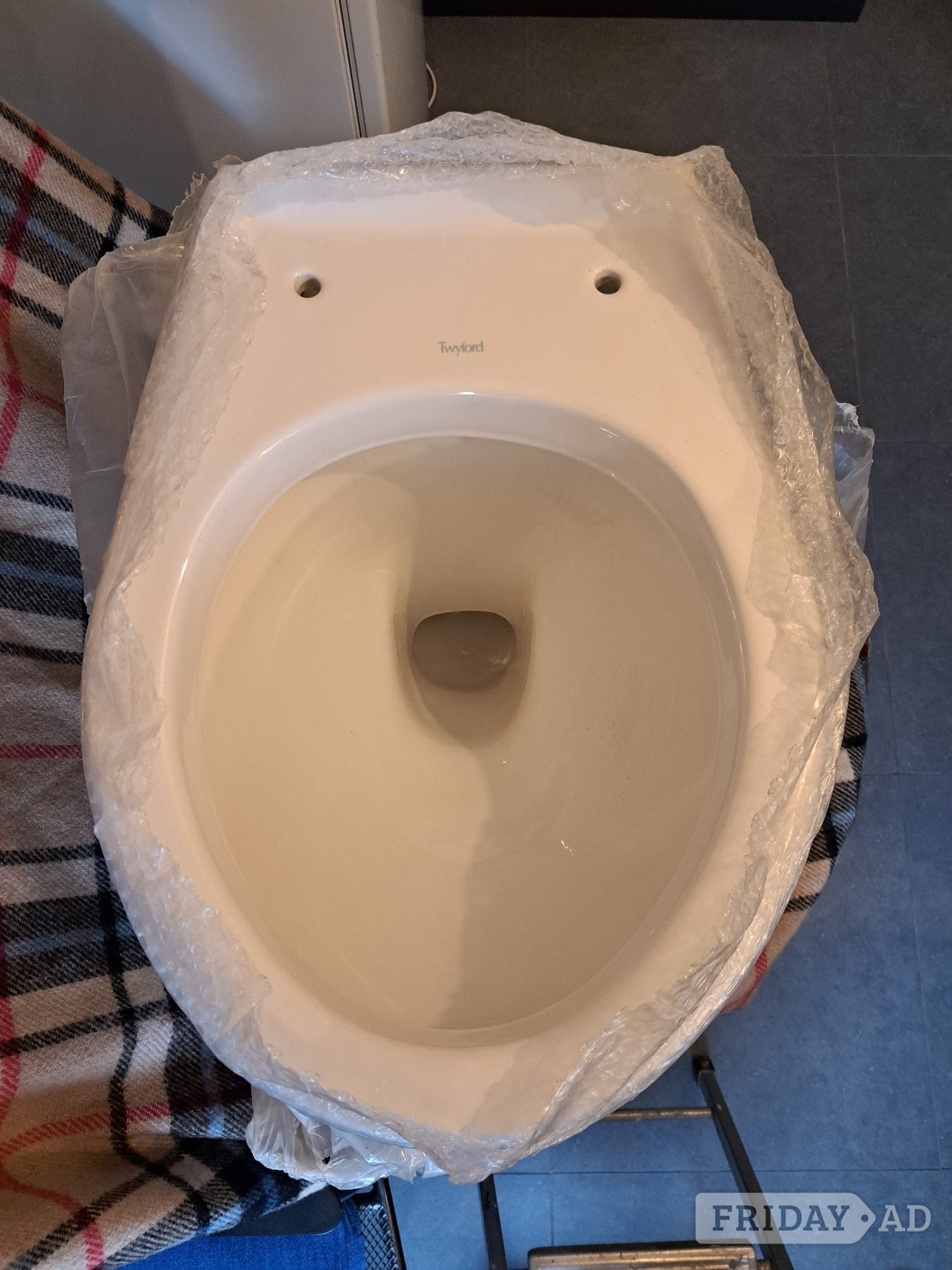 UNUSED FLOORSTANDING WC TOILET PAN TWYFORD GALERIE BACK TO WALL 