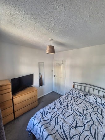 Small cosey room to rent