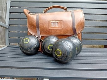 Set of bowls.Almartclubmaster2 medium size bowls. Plus carry case