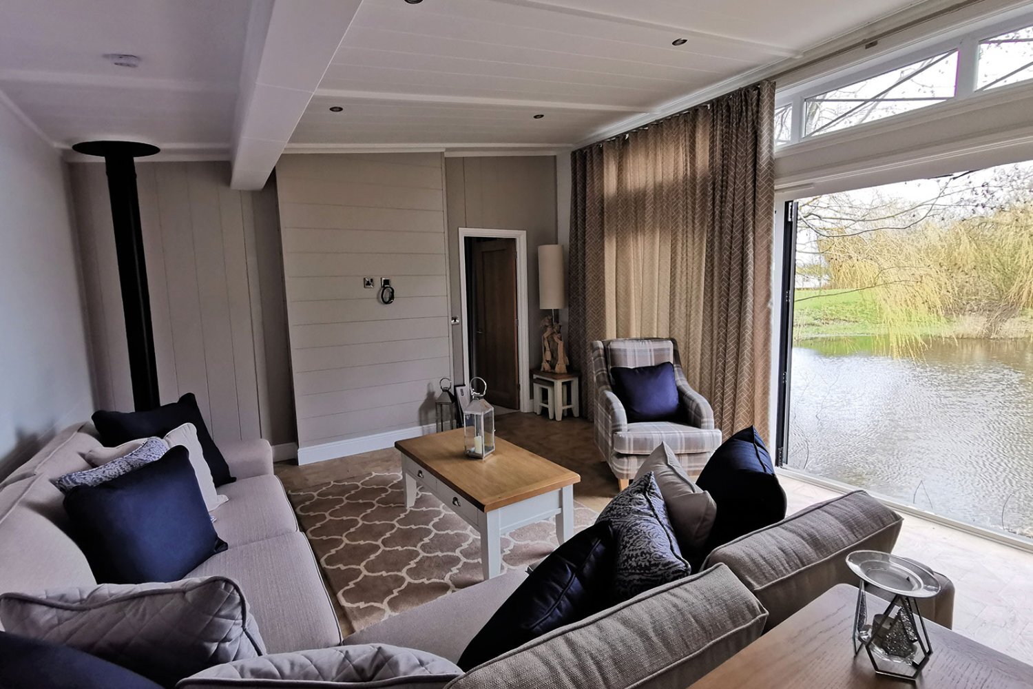 Wisbech Luxury Holiday Lodge with stunning lake side views