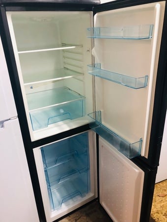 🖤 Black colour frost free fridge freezer in excellent condition 