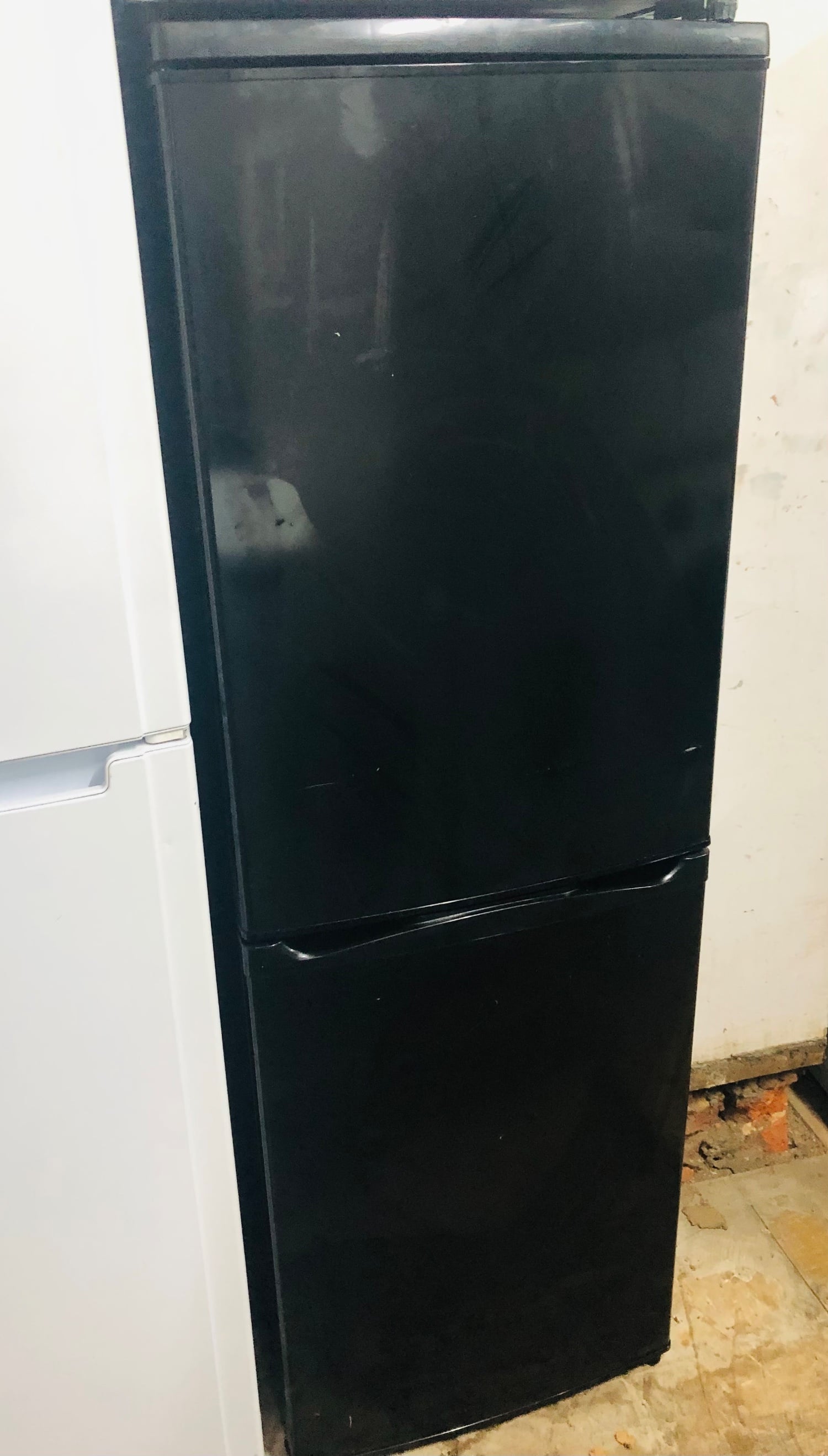 🖤 Black colour frost free fridge freezer in excellent condition 