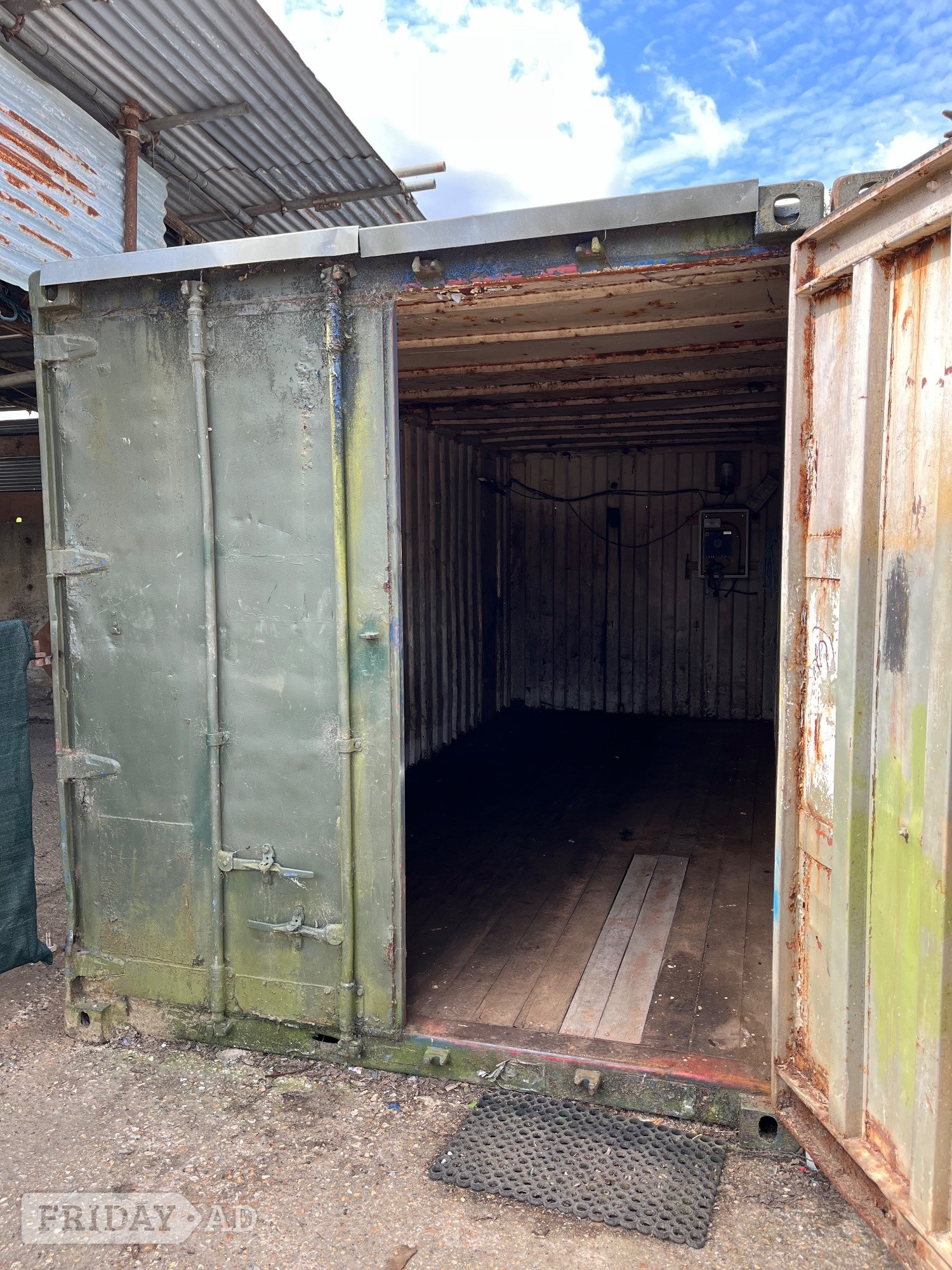 Secure partly covered gated yard 1300 sqft - Commercial Properties in Lewes